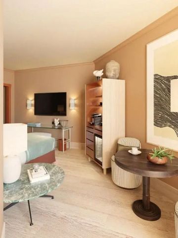 Geschmackvoll eingerichtetes Zimmer im El Fuerte Marbella mit Kunst an den Wänden