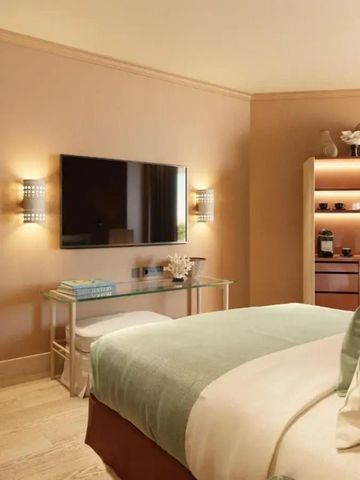 Hotelzimmer im El Fuerte Marbella mit großem Bett und stilvollen Leuchten
