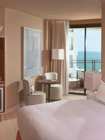 Helles Hotelzimmer mit Meerblick im El Fuerte Marbella