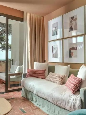 Komfortable Sitzecke im El Fuerte Marbella mit Kunst und Balkon