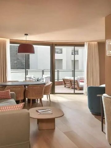 Helles Wohnzimmer mit moderner Einrichtung und Zugang zu einem Balkon.