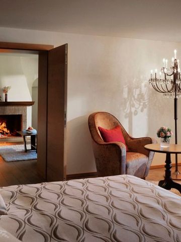 Elegantes Zimmer mit Kamin und gemütlichen Sesseln im Hotel.