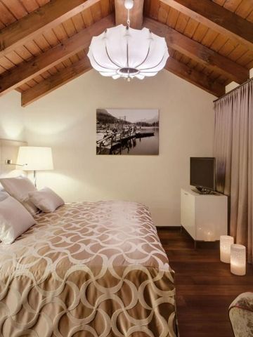 Helles Schlafzimmer mit freiliegenden Holzbalken und stilvollem Dekor.