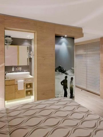 Modernes Schlafzimmer mit integriertem Badbereich und stilvollem Dekor.