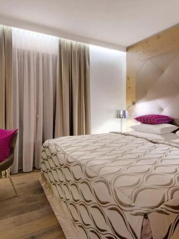 Schlafzimmer mit stilvollem Design und akzentuierten Kissen.