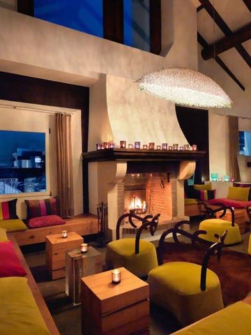 Gemütlicher Lounge-Bereich mit Kamin und farbenfrohen Sitzgelegenheiten