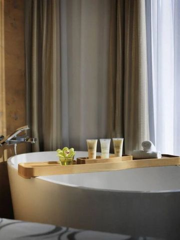 Luxuriöse freistehende Badewanne mit Aussicht auf die Berge