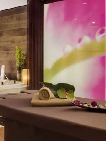 Moderner Spa-Behandlungsraum mit stilvollen Details und entspannendem Ambiente