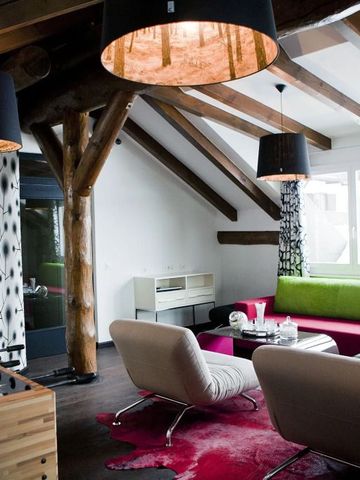 Gemütliche Lounge mit Holzbalken und modernen Möbeln