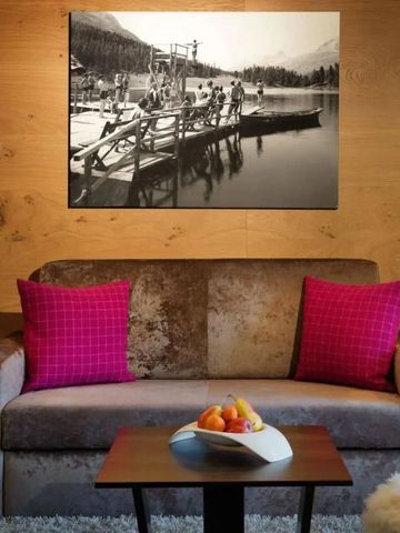 Elegante Sitzecke mit Sofas und dekorativen Kissen