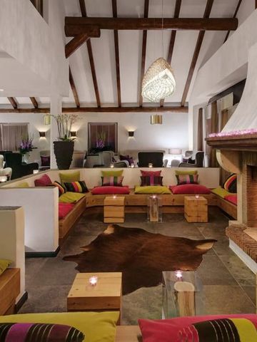 Wohnbereich mit offenem Kamin und gemütlicher Möblierung