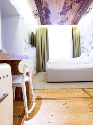 Helles Hotelzimmer mit Schreibtisch und Bett