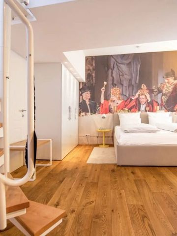 Helles Zimmer mit Holzboden, Doppelbett und Wendeltreppe, Wandkunst im Hintergrund