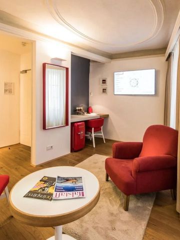 Eleganter Sitzbereich mit roten Sesseln und moderner Einrichtung