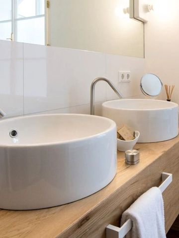 Nahaufnahme von modernen Waschbecken im stilvollen Badezimmer