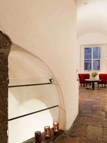 Historische Gebäudearchitektur mit gemütlicher Sitzecke