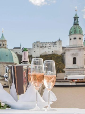 Wein und Champagner auf Terrasse mit Blick auf Salzburger Dom