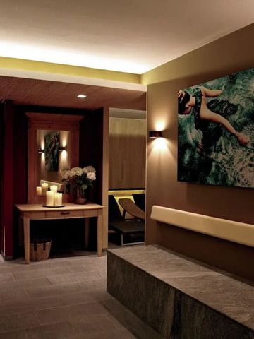 Stilvolle Spa-Lobby mit stimmungsvoller Beleuchtung und Kunstwerken