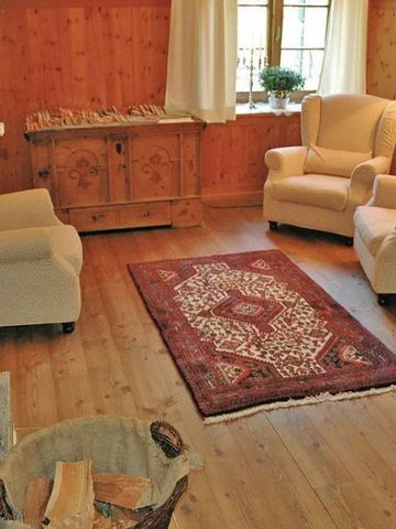 Gemütliche Lounge mit Holzverkleidung und eleganten Sesseln