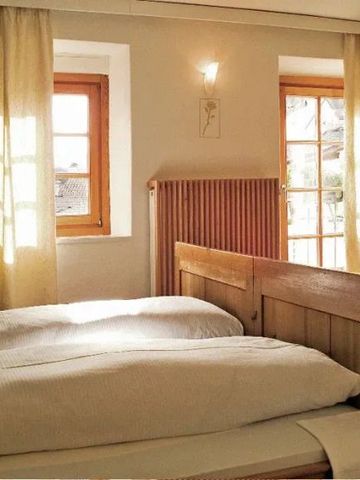 Helles Schlafzimmer mit Holzbetten und viel natürlichem Licht