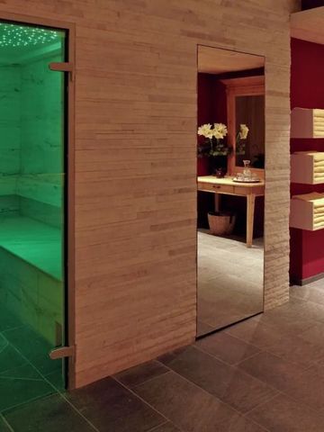 Moderner Wellnessbereich mit Sauna und stilvoller Beleuchtung