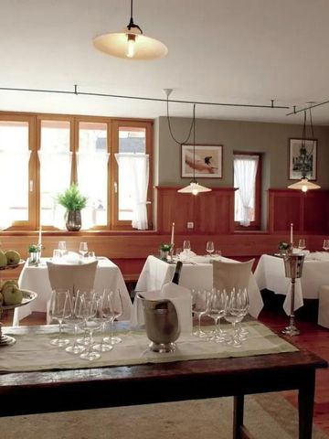 Eleganter Speisesaal mit hellen Fenstern und gedeckten Tischen