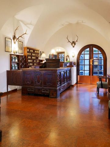 Rustikale Lobby mit Holzmöbeln und traditionellen Hirschgeweihen