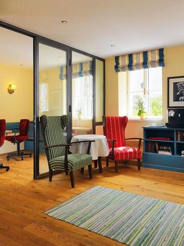 Gemütliche Leseecke mit Sesseln und stilvollen Bücherregalen