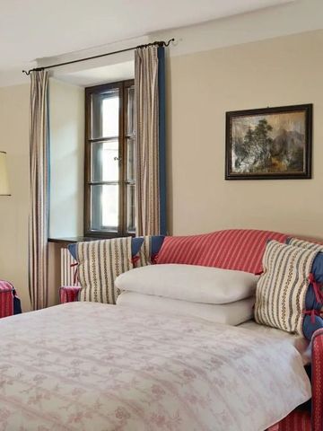 Helles Gästezimmer mit klassischem Interieur und traditionellem Dekor