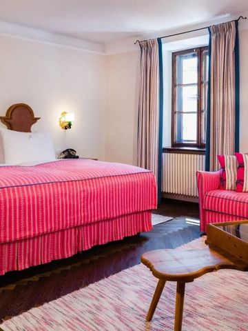 Warme und einladende Suite mit stilvollen roten Möbeln