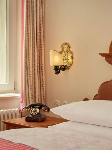 Gemütliches Hotelzimmer mit traditionellem Dekor und antikem Telefon