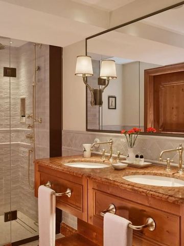 Luxuriöses Bad mit großer Dusche und Doppelwaschbecken aus Marmor