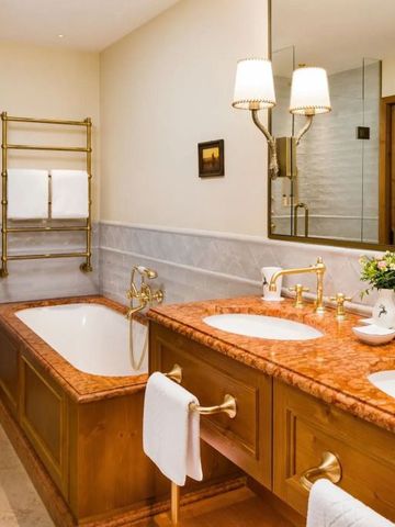 Badezimmer mit Marmoroberflächen und separater Badewanne