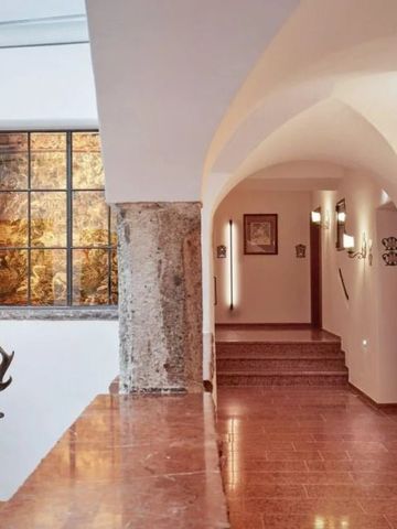 Eleganter Hotelflur mit gemustertem Marmorboden und kunstvollen Details