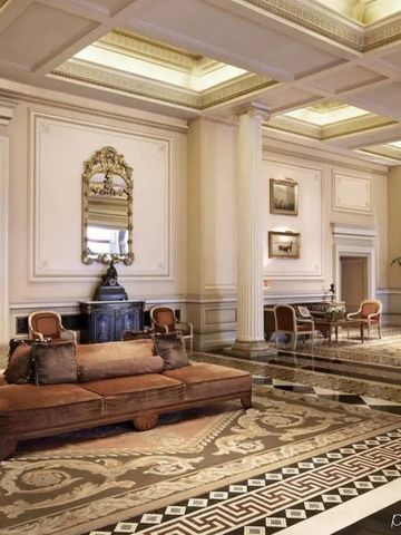 Luxuriöse Lobby mit eleganten Möbeln und Kunstwerken