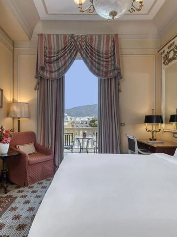 Elegantes Hotelzimmer mit Blick auf die Berge vom Balkon.