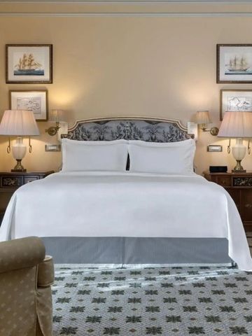 Luxuriöses Schlafzimmer mit klassischem Dekor und King-Size-Bett.