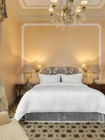 Geräumiges Schlafzimmer mit Kronleuchter und edlem Design.