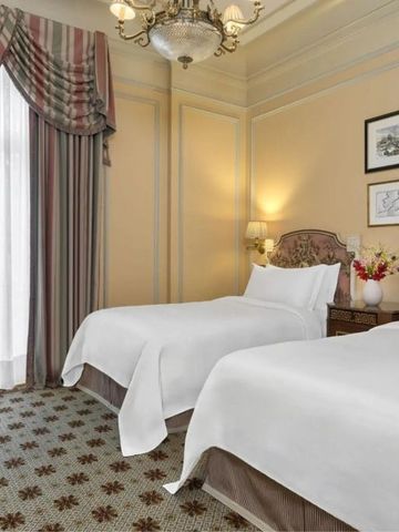 Doppelzimmer mit eleganter Einrichtung und klassischen Akzenten.