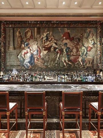 Prächtig dekorierte Bar mit antikem Wandteppich