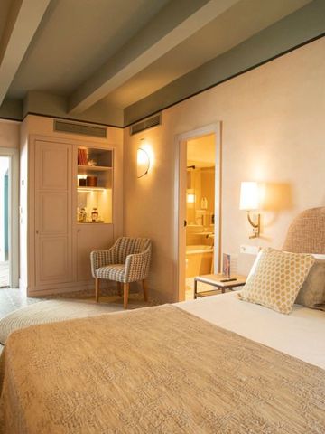 Geräumiges Hotelzimmer mit Doppelbett und stilvoller Einrichtung.