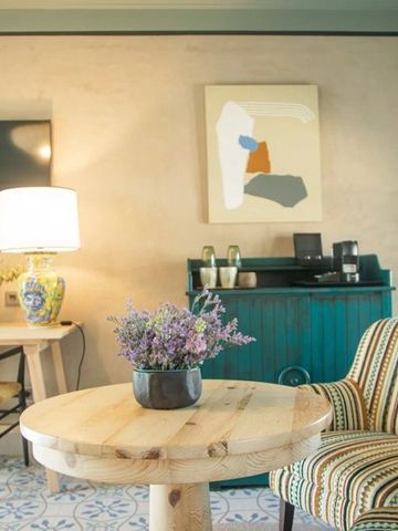 Gemütliche Sitzecke mit gestreiftem Sessel und Holztisch