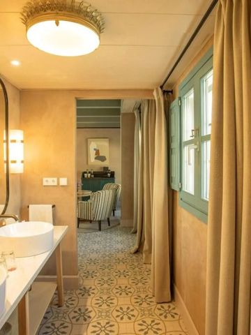 Modernes Badezimmer mit zwei Waschtischen und eleganter Dekoration