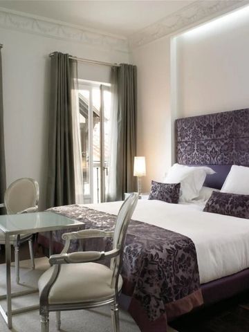 Helles und elegantes Hotelzimmer mit modernem Design und luxuriöser Einrichtung
