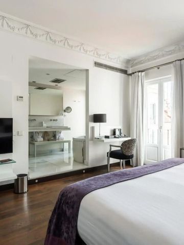 Geräumige Suite im Hotel mit modernem Interieur und großen Fenstern