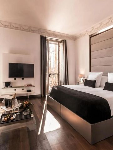 Luxuriöses Hotelzimmer mit modernem Design und großer Fensterfront