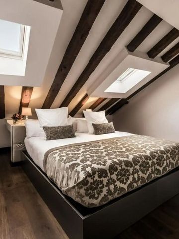 Gemütliches Zimmer mit Holzbalkendecke und Dachfenstern