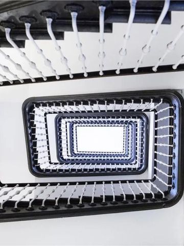 Spiralförmiges Treppenhaus mit schmiedeeisernem Geländer in luxuriösem Ambiente