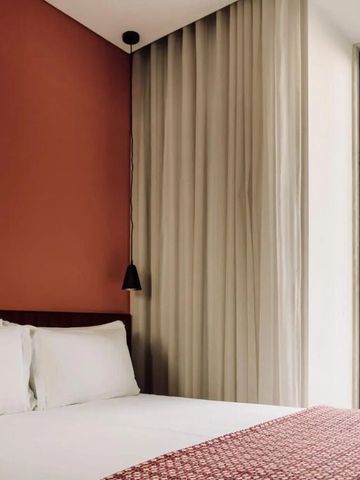 Modernes Hotelzimmer mit bequemen Bett und warmen Farben