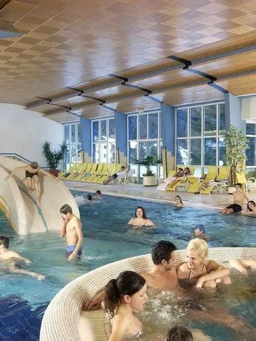Hotelhallenbad mit Rutsche und entspannter Atmosphäre